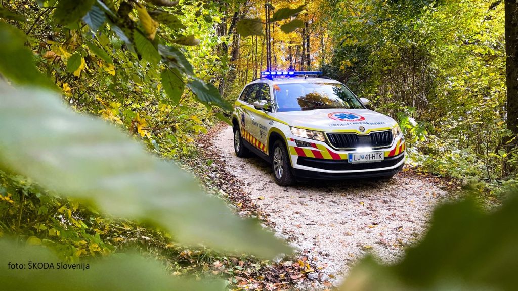Škoda Kodiak na gozdni cesti - vozilo urgentnega zdravnika.